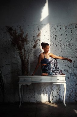 odadaki kadın pratik yoga