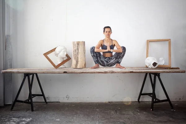 Mujer Practicando Yoga Habitación — Foto de Stock