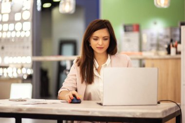 Stüdyoda dizüstü bilgisayarla çalışan çekici tasarımcı