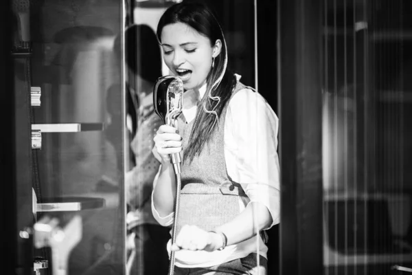 Mulher Cantando Com Chuveiro Salão — Fotografia de Stock