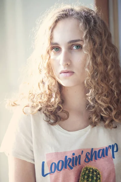 Belle Femme Avec Les Cheveux Bouclés Posant Maison — Photo