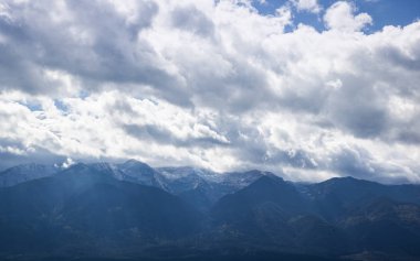 Dağlar üzerinde güzel bulutlu gökyüzü