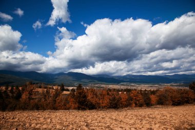 Dağlar üzerinde güzel bulutlu gökyüzü