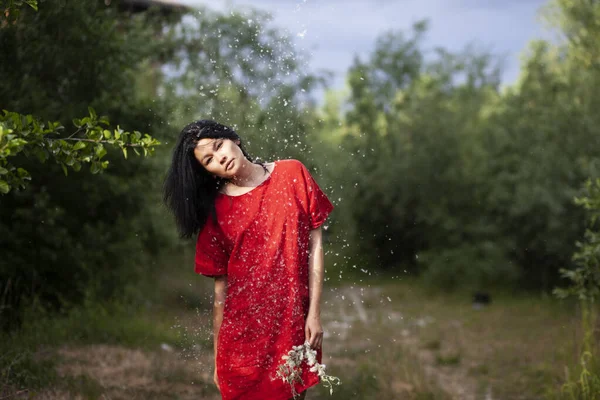 夏天快乐的女孩在田里 — 图库照片