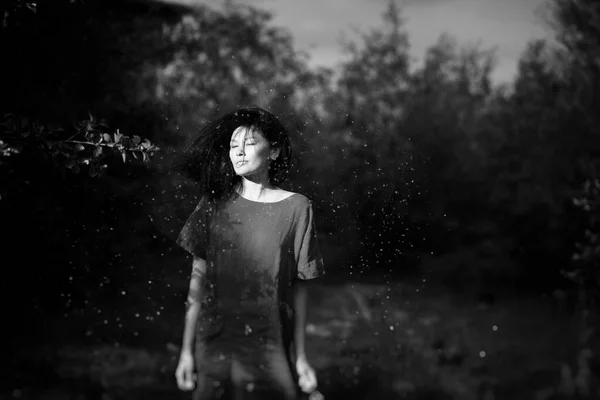 Gelukkig Meisje Het Veld Een Zomerdag — Stockfoto