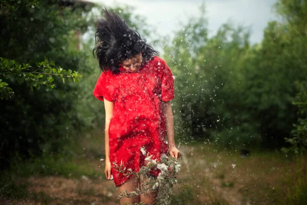 Lycklig Flicka Fältet Sommardag — Stockfoto