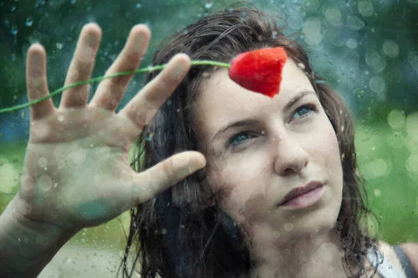 Portret Van Vrouw Met Rode Bloem — Stockfoto