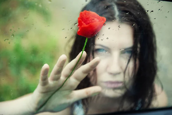 Retrato Mulher Com Flor Vermelha — Fotografia de Stock