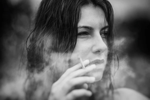 Retrato Chica Con Cigarrillo Fotografía Blanco Negro — Foto de Stock