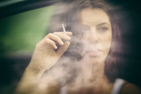 タバコを背景にした少女の肖像 — ストック写真