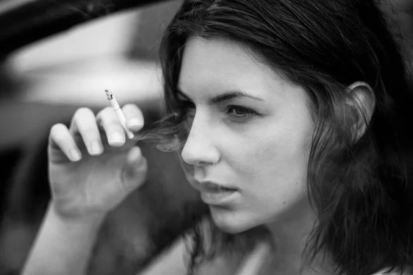 Retrato Chica Con Cigarrillo Fotografía Blanco Negro — Foto de Stock