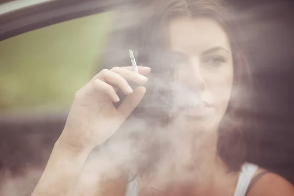 Portrait Fille Avec Une Cigarette Sur Fond — Photo