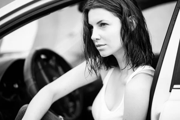 Retrato Uma Rapariga Num Carro Fotografia Preto Branco — Fotografia de Stock