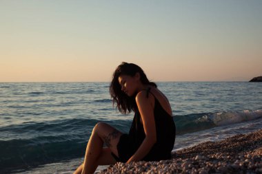 Sahilde genç bir kadının portresi.