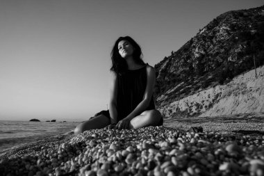 Sahilde genç bir kadının portresi.