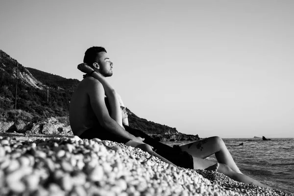 Bella Coppia Innamorata Sulla Spiaggia — Foto Stock