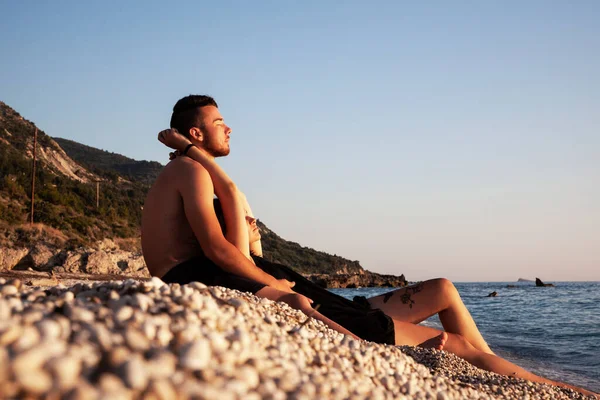 Bella Coppia Innamorata Sulla Spiaggia — Foto Stock