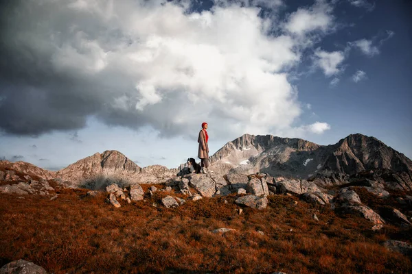 Girl Dog Hiking Rocky Mountains — Stock Photo, Image