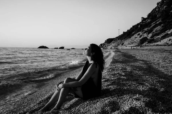 Retrato Uma Jovem Mulher Praia — Fotografia de Stock