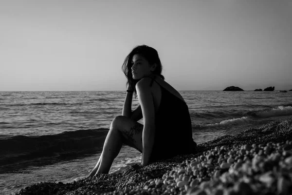 Retrato Uma Jovem Mulher Praia — Fotografia de Stock