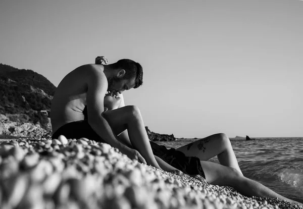 Mooi Koppel Verliefd Het Strand — Stockfoto