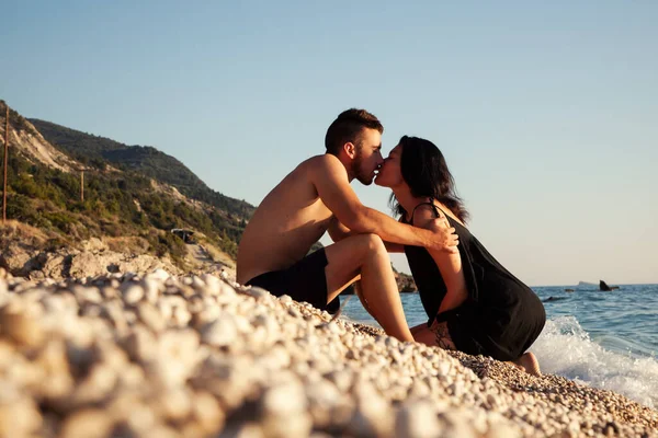 Bella Coppia Innamorata Sulla Spiaggia — Foto Stock