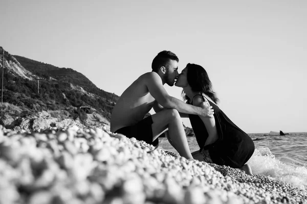 Bella Coppia Innamorata Sulla Spiaggia — Foto Stock