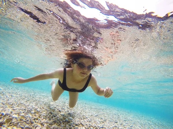 Młoda Kobieta Pływająca Pod Wodą — Zdjęcie stockowe