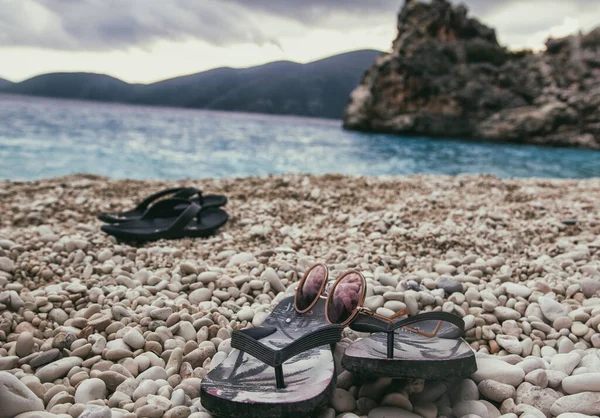 Paio Sandali Sulla Spiaggia Concetto Vacanza Estiva — Foto Stock