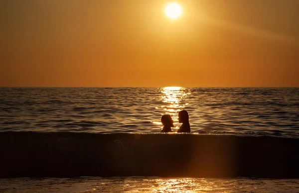 Tramonto Silhouette Giovane Coppia Innamorata Abbraccio Spiaggia — Foto Stock