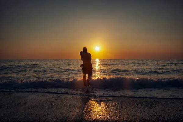 Figura Hombre Fondo Puesta Sol Mar — Foto de Stock