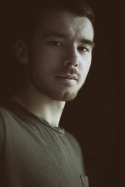 Stüdyoda poz veren yakışıklı adamın portresi.