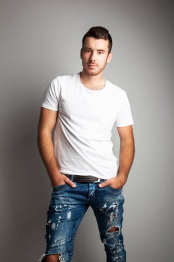 Stüdyoda poz veren yakışıklı adamın portresi.