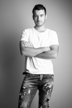 Stüdyoda poz veren yakışıklı adamın portresi.