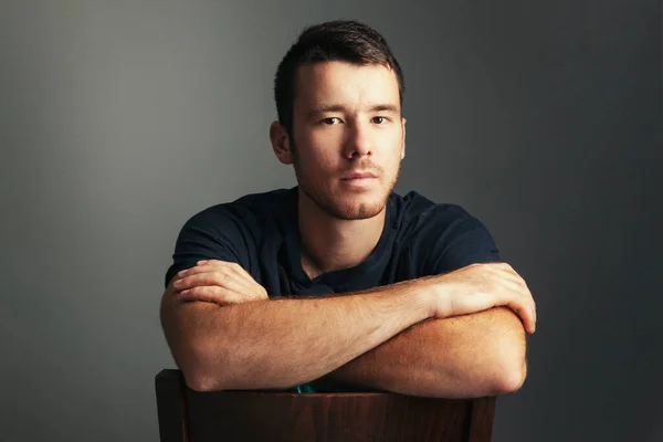 Retrato Homem Bonito Posando Estúdio Jovem Sentado Cadeira — Fotografia de Stock