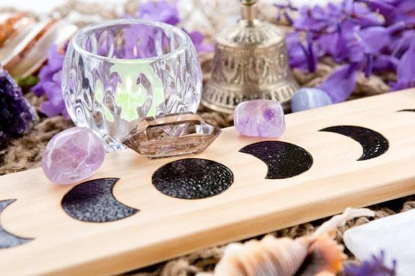 Hexe Heidnischen Mondphasen Altar Mit Kristallen Aus Selenit Und Amethyst — Stockfoto