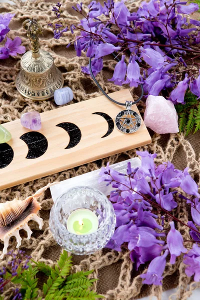 Hexenheidnische Altardekorationen Mit Mondphasen Kristallen Lila Blüten Und Pentakel Anhänger — Stockfoto
