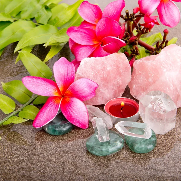Flores Frangipani Rosa Hoja Helecho Con Cristales Curativos Cuarzo Rosa —  Fotos de Stock