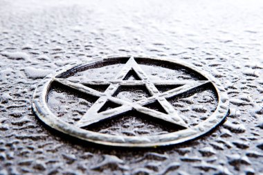 Su ile arduvaz arka planda gri metal pentagram damla - yüksek anahtar - kopya alanı ile