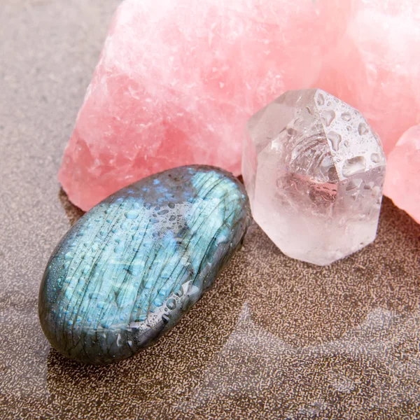 Laboradite Rose Clear Quartz Flourite Leczniczych Kryształów Mokro Brązowe Tło — Zdjęcie stockowe