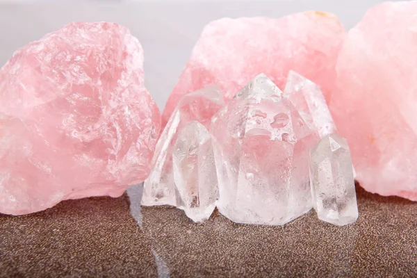 Cristales Curativos Cuarzo Rosa Claro Sobre Fondo Pizarra Marrón Mojado —  Fotos de Stock