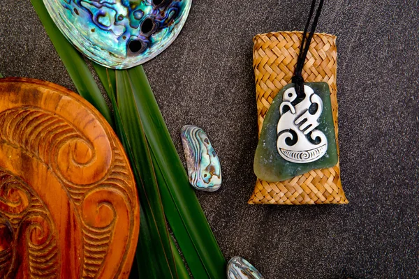 Zéland Maori Témájú Tárgyak Fém Greenstone Medál Fából Készült Puszta — Stock Fotó
