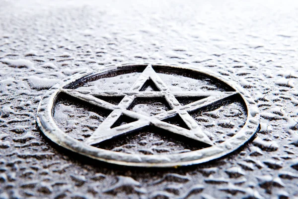 Szary Metal Pentagram Tle Łupek Wody Spada High Key Miejsca — Zdjęcie stockowe