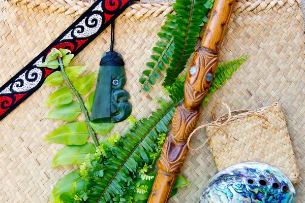 Yeni Zelanda Maori Temalı Nesneler Yeşim Pounamu Tiki Toki Kolye — Stok fotoğraf