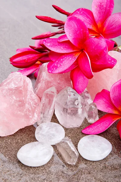 Frangipani Rosa Con Cristalli Guarigione Rose Clear Quartz Selenite Sfondo Foto Stock Royalty Free