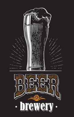 bira cam bira ile dolu. Vintage vektör oyma kroki çizim web, poster, partiye davet için. İzole el çekilmiş tasarım öğesi