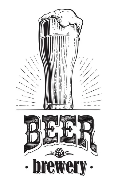 Verre à bière rempli de bière. Gravure vectorielle vintage illustration de croquis pour le web, affiche, invitation à la fête. Elément de conception dessiné à la main isolé — Image vectorielle