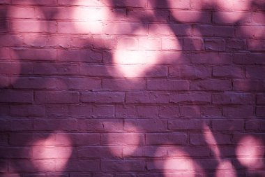 Mor tuğla zemin üzerine Işık Ampüller