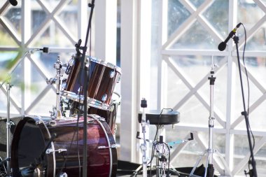Canlı bir konserden önce sahnede bazı zillerle Drum Set.