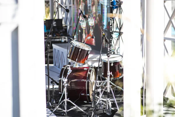 Schlagzeug-Set mit einigen Becken auf der Bühne vor einem Live-Konzert. — Stockfoto